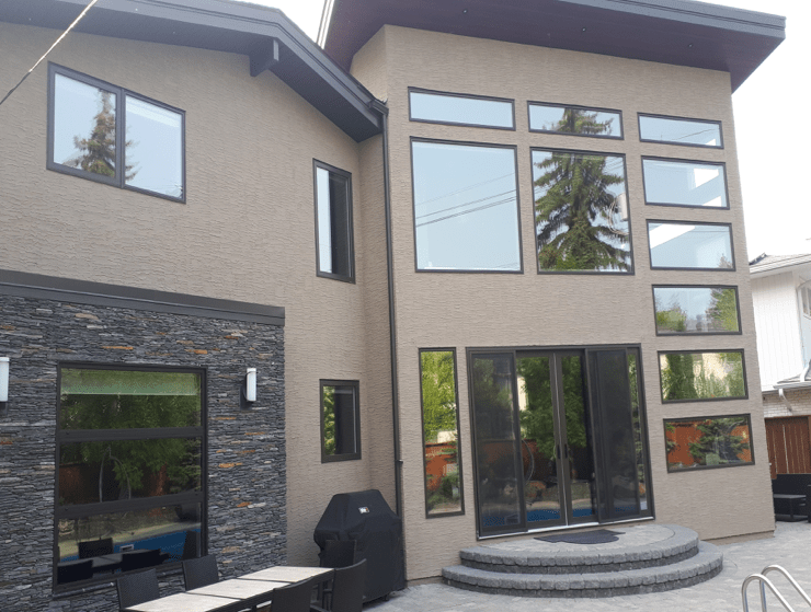Full exterior siding in Fort Garry